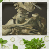 Skull mit brennender Zigarette von Vincent van Gog Geschirrtuch (Gefaltet)