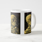 Skull mit brennender Zigarette von Vincent van Gog Jumbo-Tasse (Vorderseite Rechts)