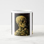 Skull mit brennender Zigarette von Vincent van Gog Jumbo-Tasse (Vorderseite)