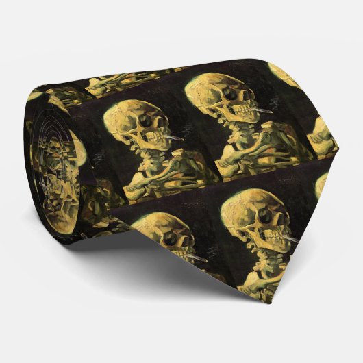 Skull mit brennender Zigarette von Vincent van Gog Krawatte (Gerollt)