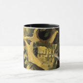 Skull mit brennender Zigarette von Vincent van Gog Tasse (Zentrum)