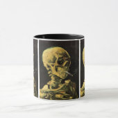 Skull mit brennender Zigarette von Vincent van Gog Tasse (Zentrum)