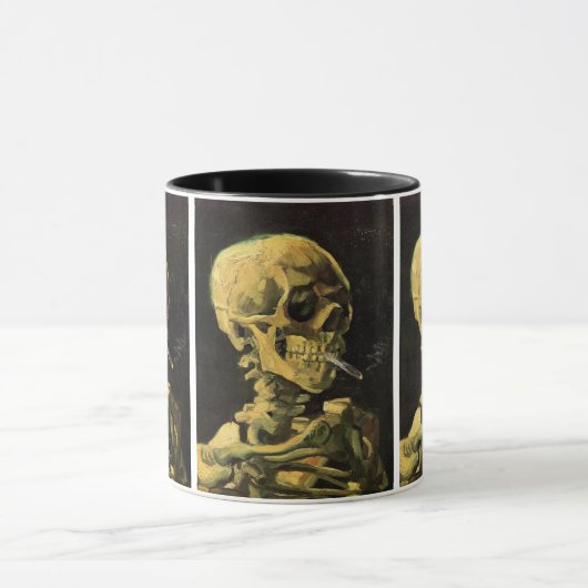 Skull mit brennender Zigarette von Vincent van Gog Tasse (Zentrum)