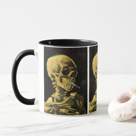 Skull mit brennender Zigarette von Vincent van Gog Tasse (Mit Donut)
