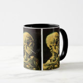 Skull mit brennender Zigarette von Vincent van Gog Tasse (VorderseiteRechts)