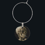 Skull mit Burning Cigarette Van Gogh Goth Artwork Weinglas Anhänger<br><div class="desc">Vincent van Gogh (Niederländisch, 1853 - 1890) Schädel eines Skeletts mit brennender Zigarette, 1885-86, Öl auf Leinwand Ungerahmt: 32 cm × 24, 5 cm (13 in × 9, 6 in) Früharbeit von Vincent van Gogh. Dieses kleine Gemälde ist Teil der ständigen Sammlung des Van Gogh Museums in Amsterdam. Es wurde...</div>