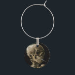 Skull mit Burning Cigarette Van Gogh Goth Artwork Weinglas Anhänger<br><div class="desc">Vincent van Gogh (Niederländisch, 1853 - 1890) Schädel eines Skeletts mit brennender Zigarette, 1885-86, Öl auf Leinwand Ungerahmt: 32 cm × 24, 5 cm (13 in × 9, 6 in) Früharbeit von Vincent van Gogh. Dieses kleine Gemälde ist Teil der ständigen Sammlung des Van Gogh Museums in Amsterdam. Es wurde...</div>