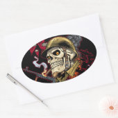 Skull mit Helm, Flugzeugen und Bomben Ovaler Aufkleber (Umschlag)