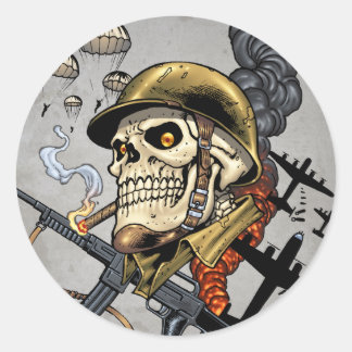 Skull mit Helm, Flugzeugen und Bomben Runder Aufkleber