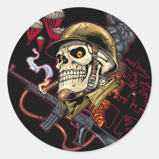 Skull mit Helm, Flugzeugen und Bomben Runder Aufkleber