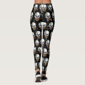 Skull mit Monarch Butterfly Schwarzer Hintergrund Leggings (Rückseite)