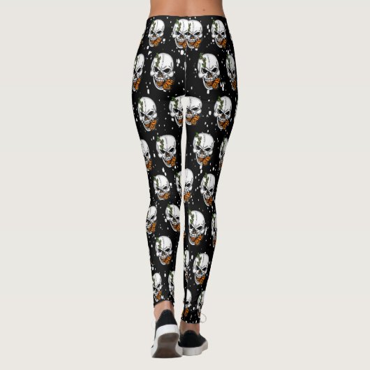 Skull mit Monarch Butterfly Schwarzer Hintergrund Leggings (Rückseite)