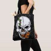 Skull mit Monarch Butterfly Schwarzer Hintergrund Tasche (Von Nahem)