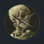 Skull mit Zigarette von Van Gogh Runde Wanduhr<br><div class="desc">Van Gogh's expressionistische Gemälde: Skull mit brennender Leinwand der Zigarette</div>