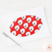 Skull-Muster auf rotem Hintergrund Ovaler Aufkleber (Umschlag)