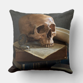 Skull on Books werfen Kissen