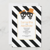 Skull Paar Schwarz-weiße Streifen trendy Halloween Einladung (Vorderseite)