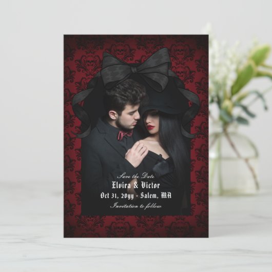 Skull Red Damask Black Bow Goth Wedding Save The Date (Stehend Vorderseite)