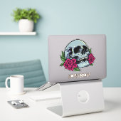 Skull-Rote Rosen Moderne Gotik Aufkleber (Laptop auf Schreibtisch)