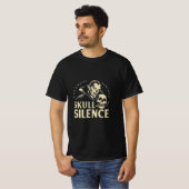 Skull-Silence: Retro Minimalistisches VampirHallow T-Shirt (Vorne ganz)