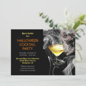 Skull Sipping Martini Halloween Cocktail Party Einladung (Stehend Vorderseite)