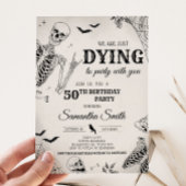 Skull tobt zu Party Halloween-Party Einladung