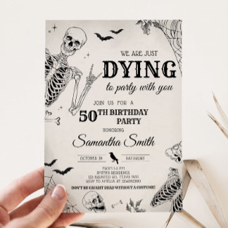 Skull tobt zu Party Halloween-Party Einladung