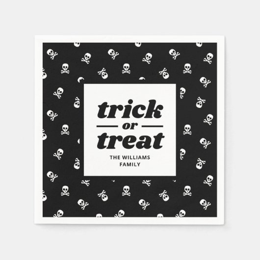 Skull und Crossbones Mit Monogramm Trick oder Tret Serviette (Vorderseite)