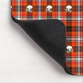 Skull und Crossbones Rot und Schwarz Kariert Mousepad (Ecke)