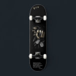 Skull "your turn" Skateboard mit personalisiertem<br><div class="desc">Machen Sie dieses Skateboard zu Ihrem eigenen, indem Sie Ihren Text hinzufügen. Um auf erweiterte Bearbeitungstools zuzugreifen, gehen Sie bitte zu "Personalisieren Sie diese Vorlage" und klicken Sie auf "Details", scrollen Sie nach unten und drücken Sie den Link "Klicken Sie auf, um die Vorlage anzupassen". Ideal für alle Gelegenheiten wie...</div>