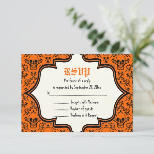 Skulls Damask Halloween Hochzeitskarte RSVP (Stehend Vorderseite)