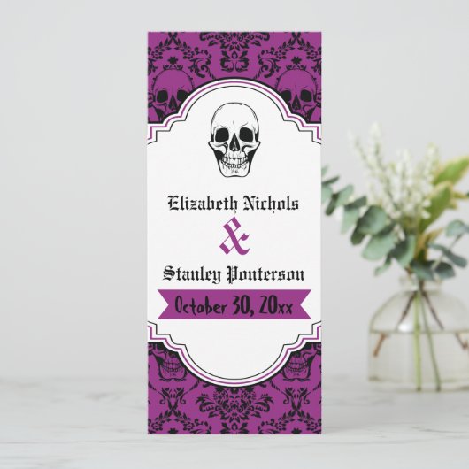 Skulls Damask lila, schwarzes Hochzeitsprogramm Programm (Stehend Vorderseite)