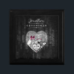 Skulls Gothic Hallowedding Trauzeuge Brgdy ID866 Erinnerungskiste<br><div class="desc">Diese düstere, gotische Hochzeitskollektion eignet sich für jede Jahreszeit, inklusive Tag der Toten, Dia de los Muertos und Halloween. Das Set bietet Skulpturen, verzierte Skrollworkframes und üppige Blume in Schwarz und Silber mit bordeauxfarbenen Akzenten. Ein schönes Herz hält Ihr Skelettportrait, Initialen und Hochzeitstag. Fügen Sie den Namen und die offizielle...</div>