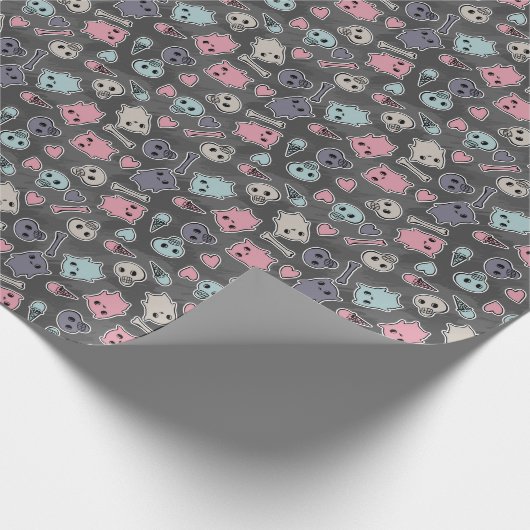 Skulls, Hearts on black background Geschenkpapier (Ecke)