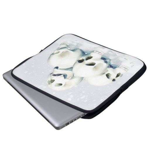 Skulls in the snow  laptopschutzhülle (Vorne Knopf)