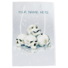 Skulls in the snow. Personalized Mittlere Geschenktüte