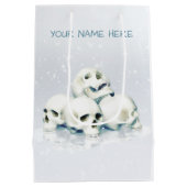 Skulls in the snow. Personalized Mittlere Geschenktüte (Rückseite)