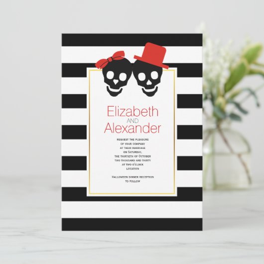 Skulls schwarz, weiße Streifen Halloween-Hochzeit Einladung (Stehend Vorderseite)