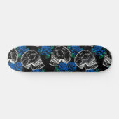 Skulls und blaue Rose | Cool Funky Dark Grunge Skateboard (Horizontal)