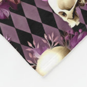 Skulls und Violett-Blume über Harlequin-Hintergrun Fleecedecke (Ecke)