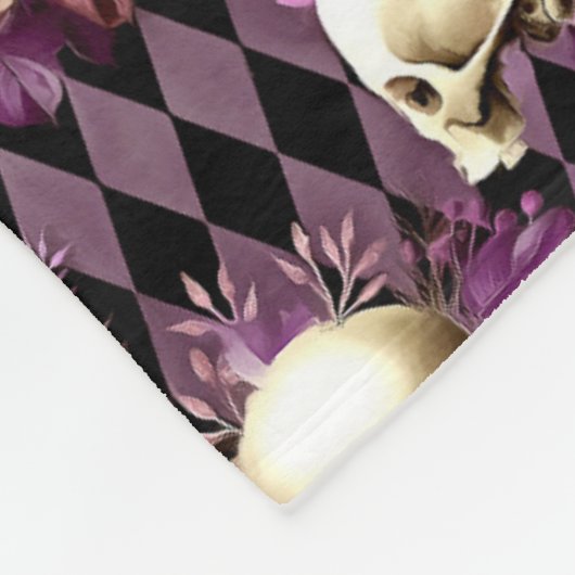 Skulls und Violett-Blume über Harlequin-Hintergrun Fleecedecke (Ecke)