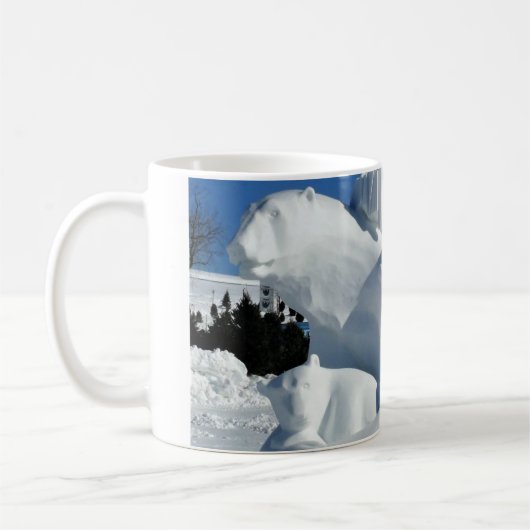 Skulptur des Polarbärensschnees, Quebec, Kanada Kaffeetasse (Links)