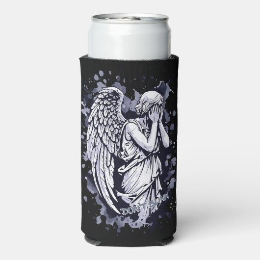 Skulptur eines weinenden Engels - mit Splashes 1 Selters Dosenkühler (Seltzer Rückseite)