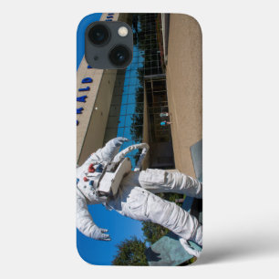 Skulptur: Mann im Weltraum iPhone 13 Hülle