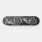 Skulpturen mit silbernen Details und lila Dunst Skateboard (Horizontal)