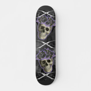 Skulpturen mit silbernen Details und lila Dunst Skateboard