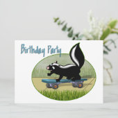 Skunk auf einem Skateboard zum Geburtstag Einladung (Stehend Vorderseite)
