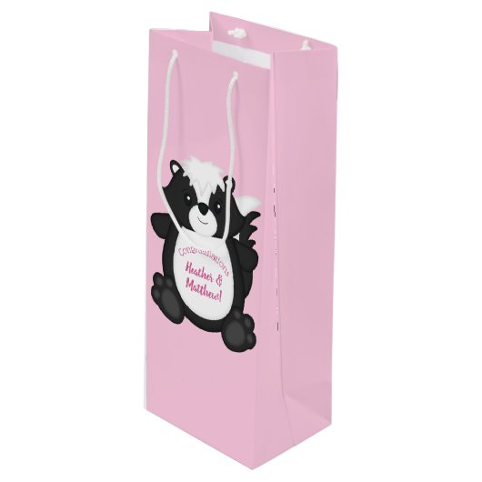Skunk Baby Dusche Pink Geschenktüte Für Weinflaschen (Vorderseite Schrägansicht)