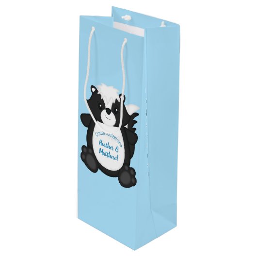 Skunk Baby Shower Blue Geschenktüte Für Weinflaschen (Vorderseite Schrägansicht)