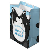 Skunk Baby Shower Blue Mittlere Geschenktüte (Rückseite Schrägansicht)